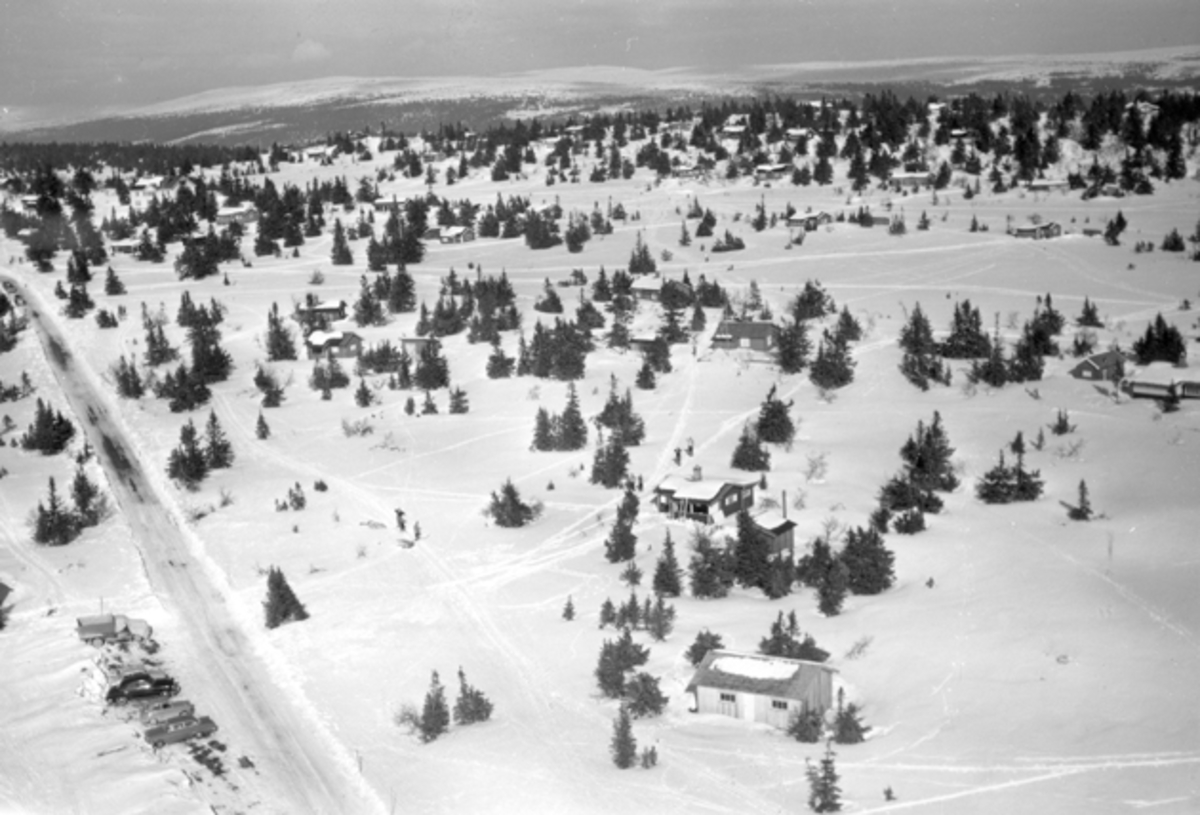 Flyfoto av bebyggelse i vinterlandskap på Ljøsheim, Ringsaker Almenning.