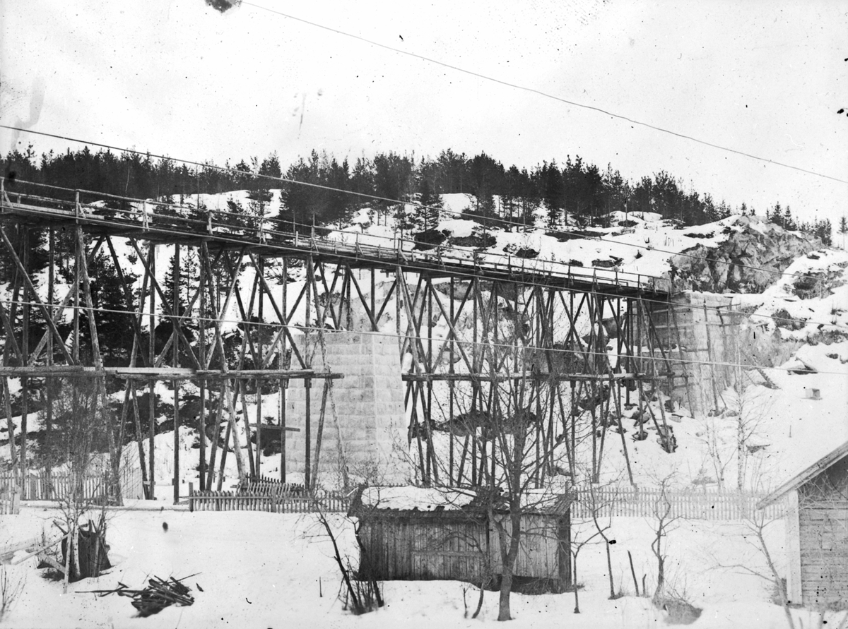 Jernbaneutbygging, Stillas for bygging av jernbanebro over Moelva, Ringsaker.