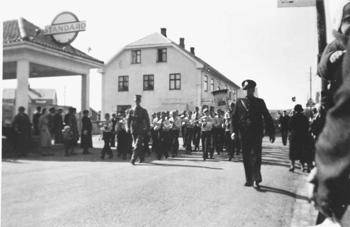 17. maitog i Furnesvegen, Brumunddal. Musikkorps i front.