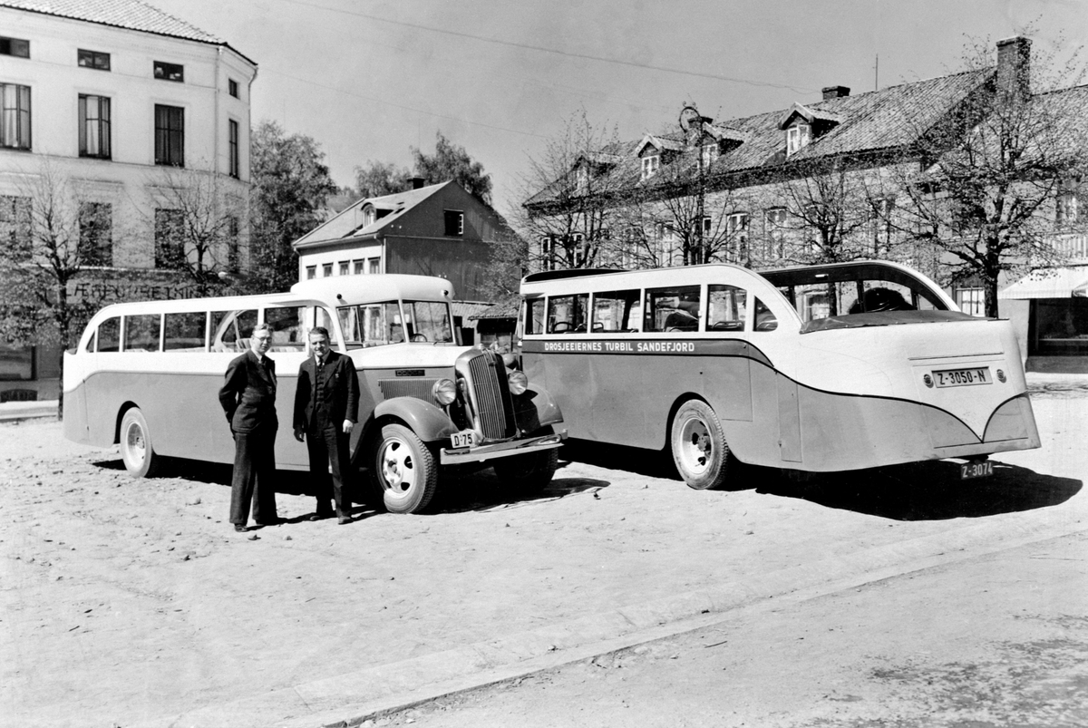 Kabriolet turbusser, karosseri bygd over Dodge chassis ved Hymas A/S, Brumunddal Mekaniske Verksted og støperi, fotografert på Stortorget i Hamar. Begge er Dodge årsmodell 1938, levert av Olrud Auto til drosjeeierforeningene i henholdsvis Hamar (til venstre med reg.nr D-75, 30 seter) og Sandfjord (reg.nr Z-3050, 25 seter). Samtidens term for kabriolet turbusser var "solskinnsbusser". Men som følge av en dødsulykke etter krigen ble konstruksjonen forbudt, og stofftakene måte sveises igjen
