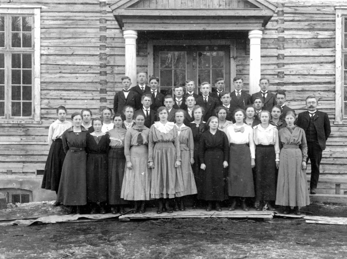 Ringsaker amtsskole, foran den nye skolen som ble bygd i 1914, Ringsaker fylkesskole fra 1919, gruppe 34 elever og lærere foran skolebygningen,