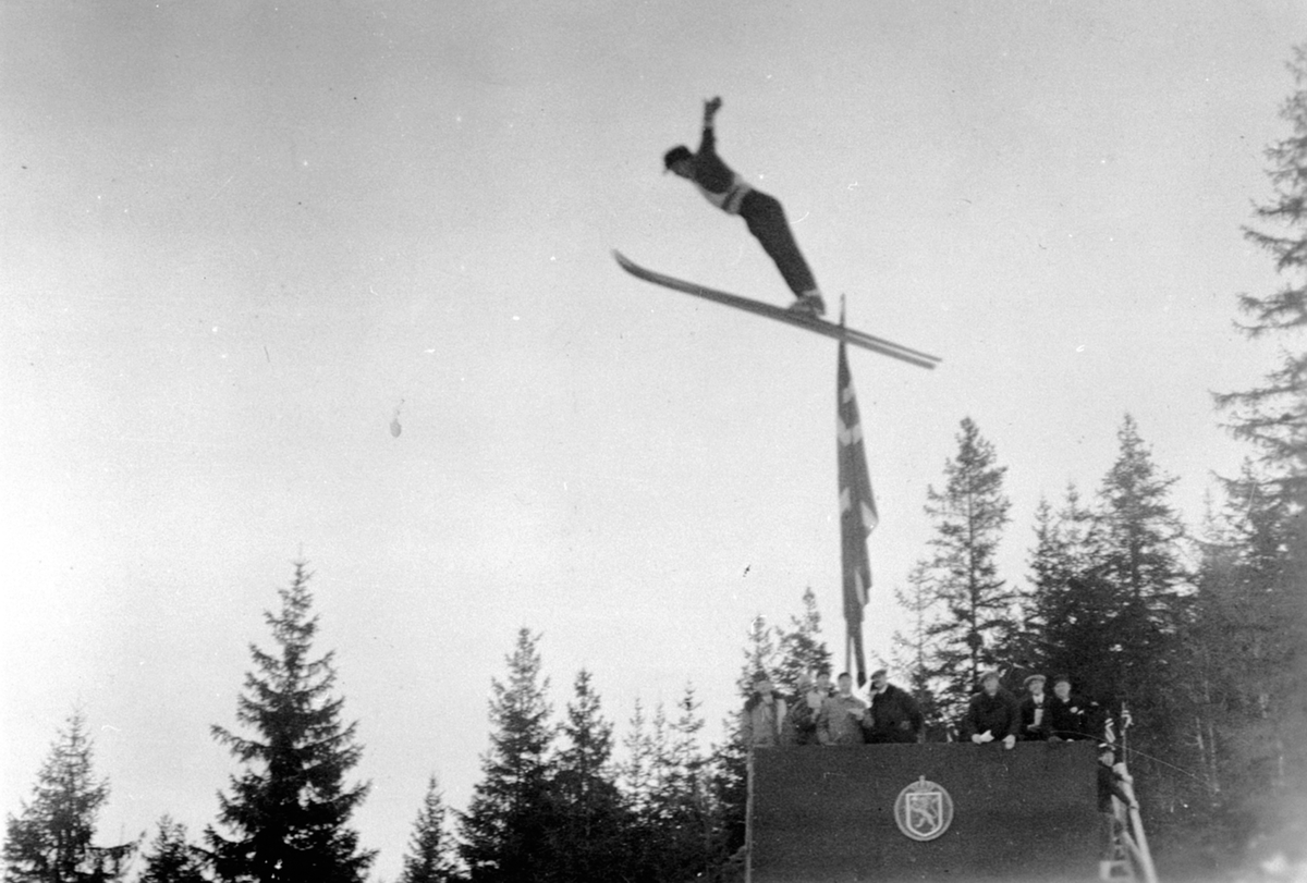 Carl Haave i svevet i Furubergbakken, Furnes under hovedlandsrennet i 1931. Carl Haave var en av landets beste hoppere i 1920 og 30 årene. 