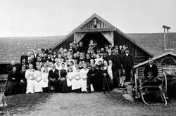 Bryllupsgjester samlet på låvebrua på Øvre Sund, Helgøya i 1