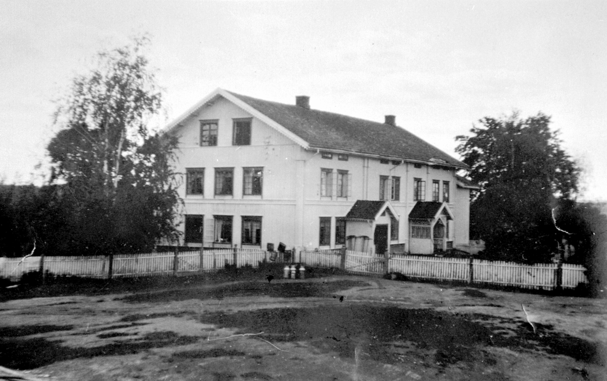 Gardstun, Skjønsby gård, Gaupen, Ringsaker. Voksne og barn foran hovedbygningen.