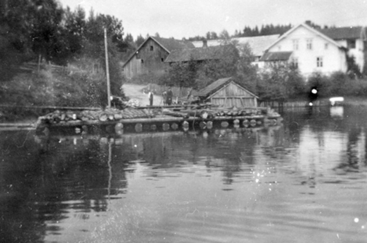 Flom i Mjøsa, 1927, Smedstua brygge, bildet tatt fra Mjøsa, Smedstuen nedre, Nes, Hedmark.