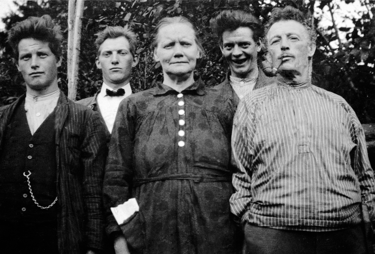Familien Viken i Sandvoldsveen under Sandvold, Nes, Hedmark. Fra venstre er Konrad f.1902, Laurits (1900-1944), Gina f.1873, Anton f.1877, Bernhardt f.1899.