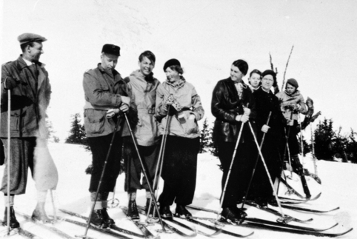Gruppe på skitur på Løvlia seter, Ringsakerfjellet påsken 1937.
