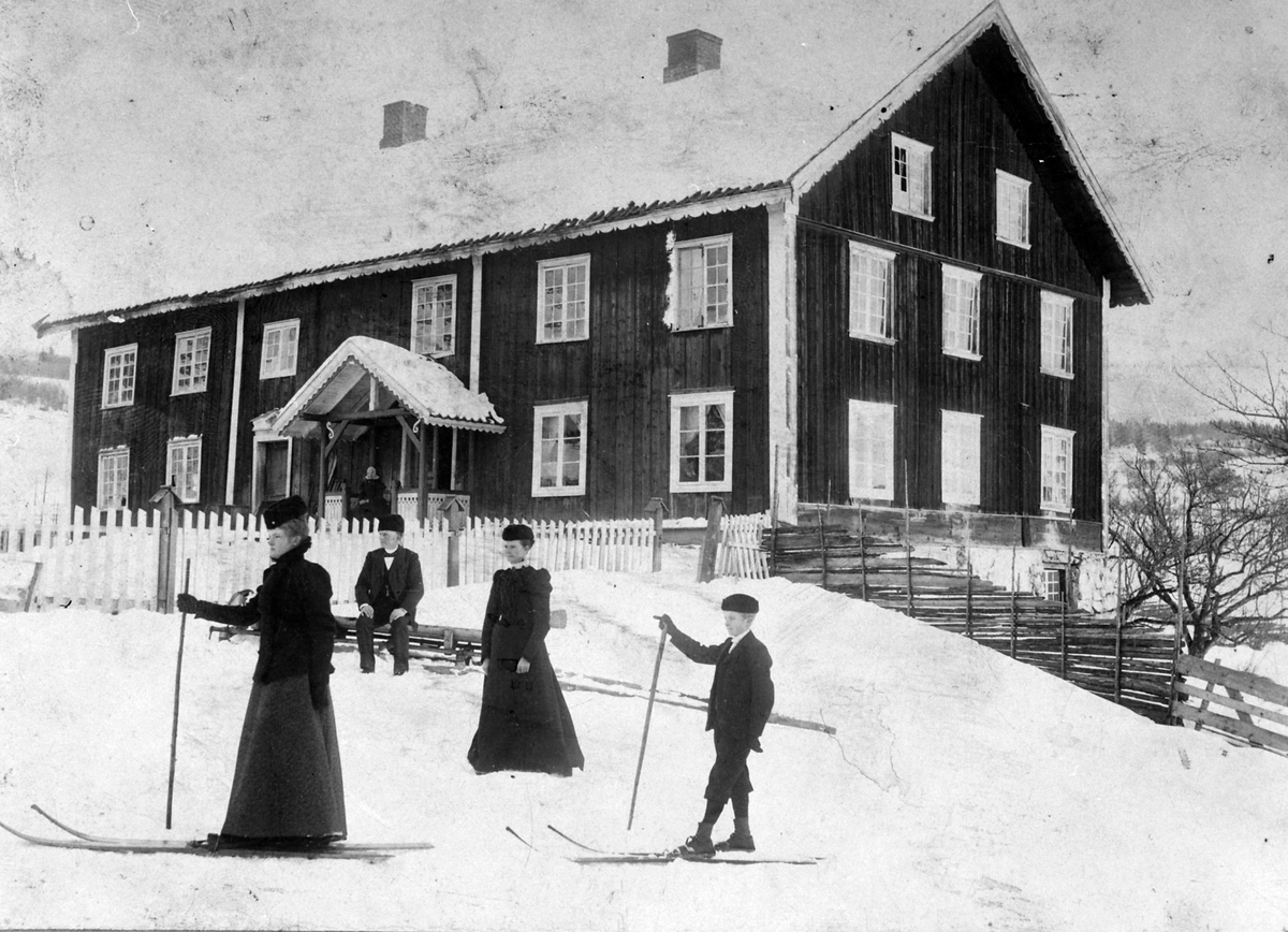 Kolstad gård, Ringsaker. Fra venstre er Eli Kolstad (gift Huuse), Mina Kolstad. Sittende i midten er Ole Tøllofsen Kolstad, til høyre er Anders Haug. I gangen er Johanne Andersdatter. Ca. 1900.