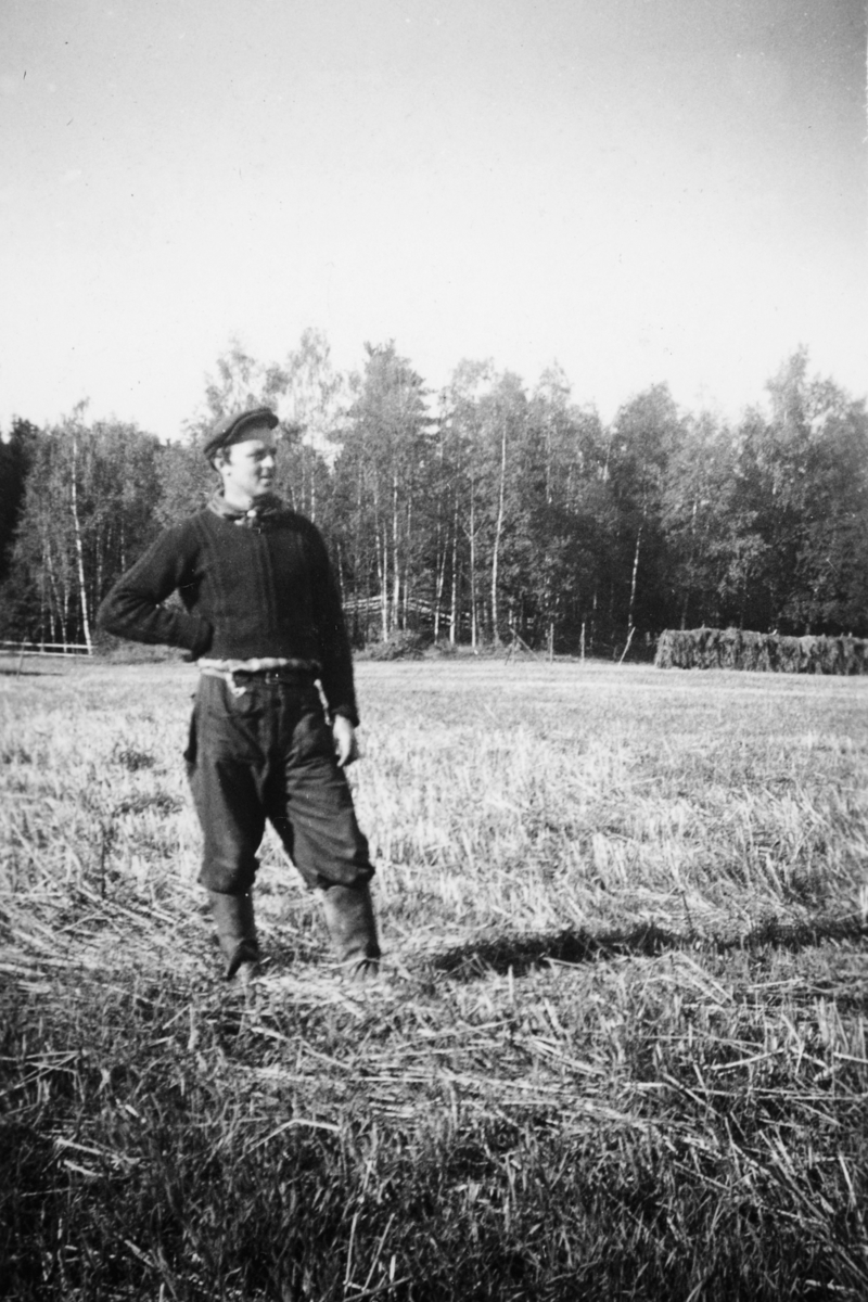 Sverre Pettersen, gardskar på Mo gard, Moelv, 1946.