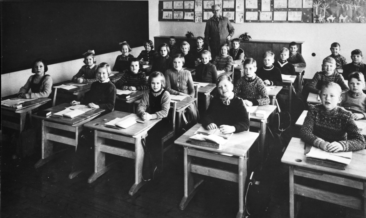 Skoleklasse, Kylstad skole i Furnes, elever i klasserom. Fjerde klasse ved Kylstad skole 1954. Skolestyrer Alf Jensen bakerst. Skolen ble tatt i bruk høsten 1953.