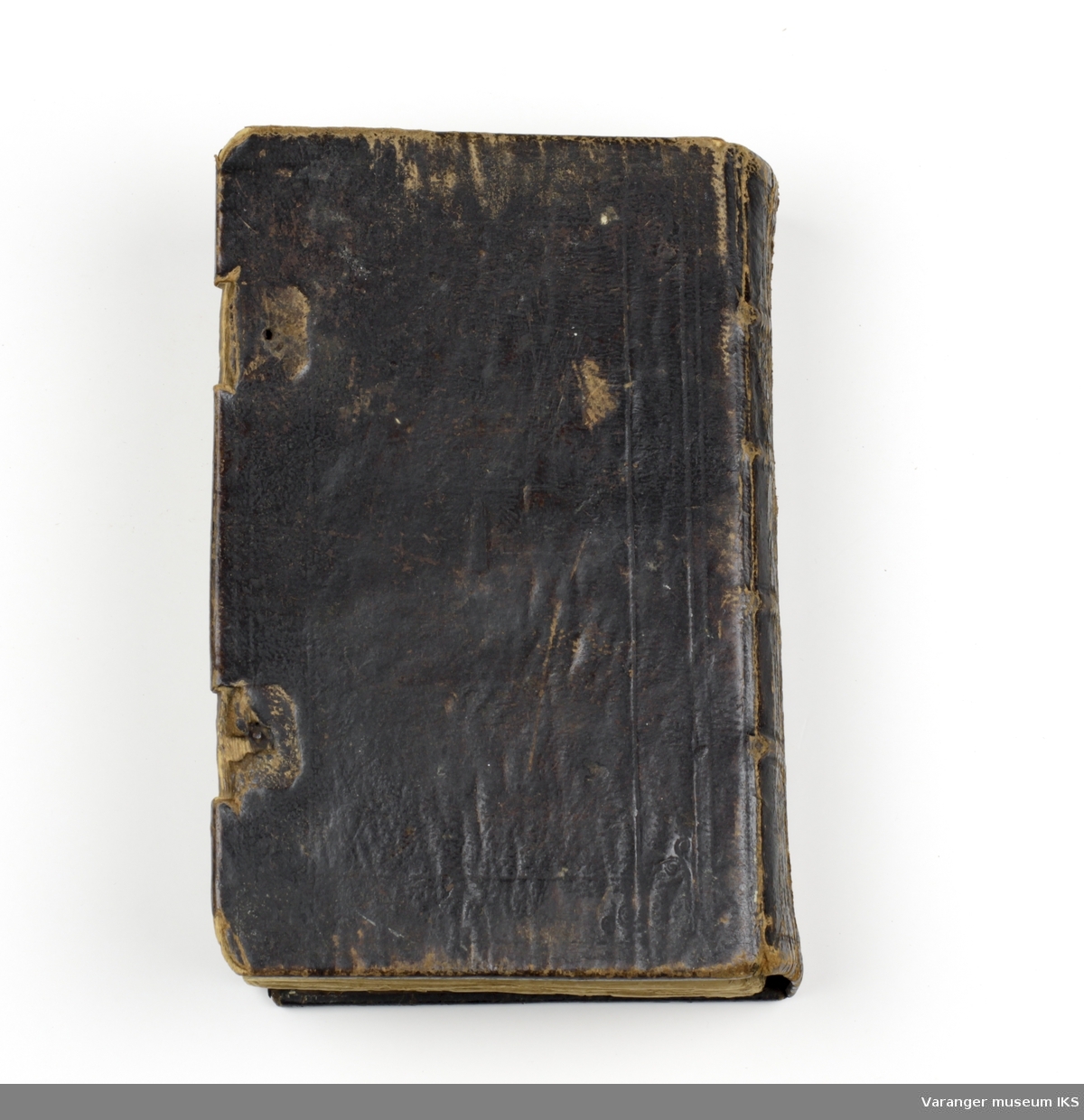 Finsk salmebok utgitt i 1862. Skinnbelagte permer i tre. Preget dekor foran og bak, men svært slitt. Det har vært en lukke/låseanordning for å holde boken lukket, men denne har blitt ødelagt.