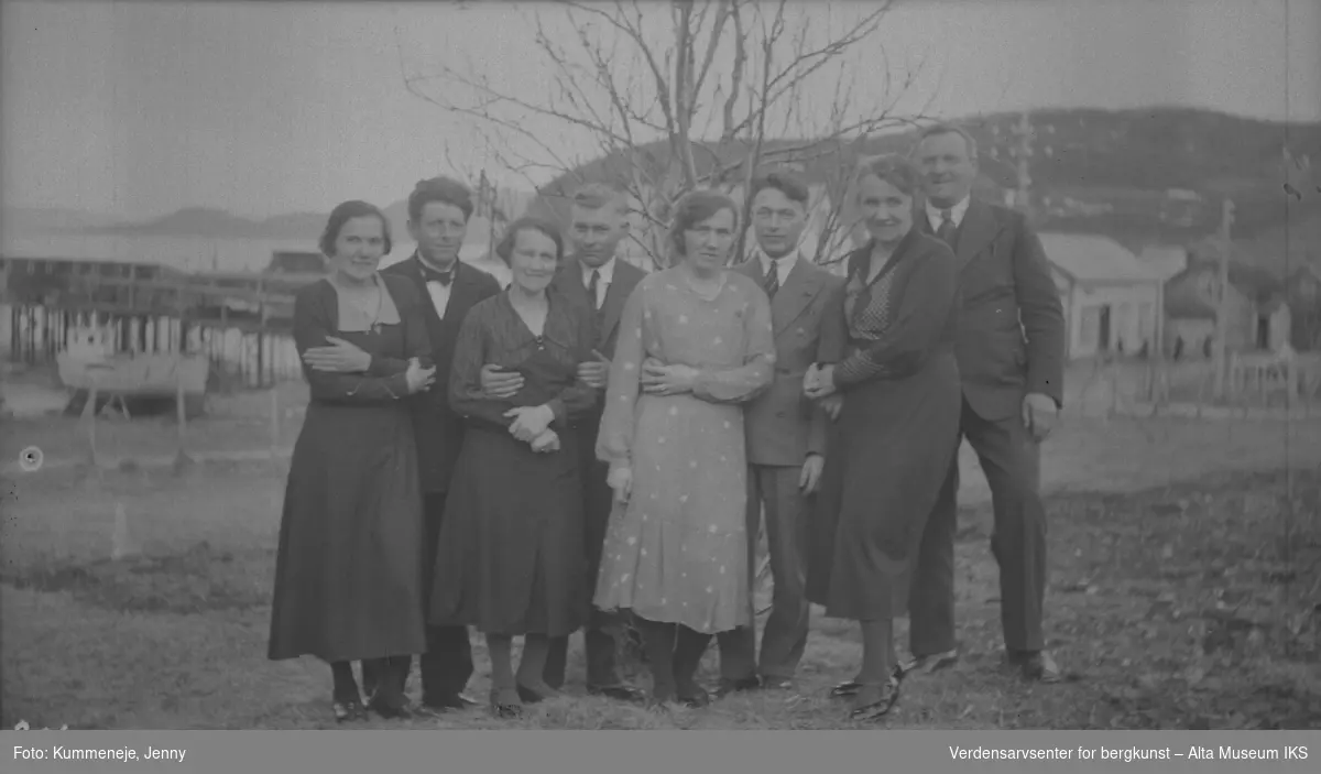 Gruppebilde fra dagliglivet i Kummenejegården. 1934.