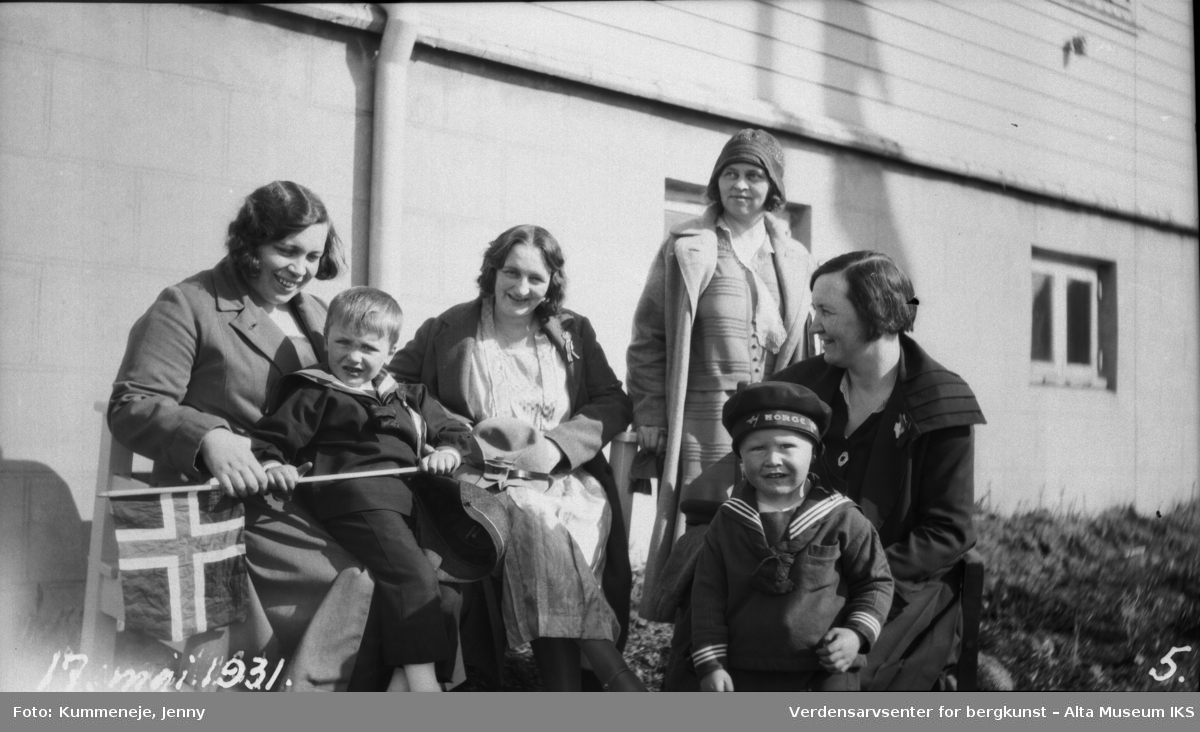 Kvinner og barn i gruppebilde. 17.mai feiring 1931.
