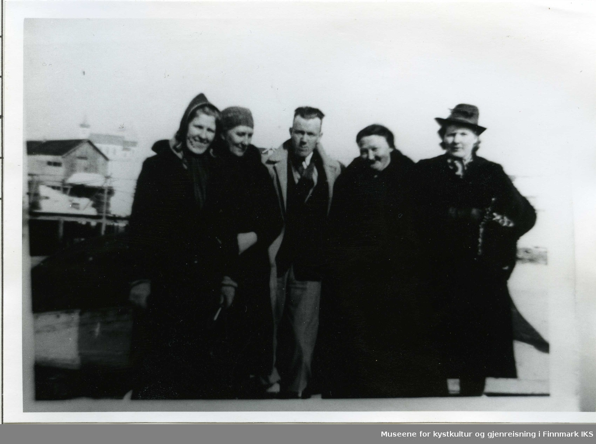 Åse Jørgensen, Marie Svendsen, Edvin Jørgensen, Amanda Jørgensen og Klara Larsen. Gamvik 1940.
