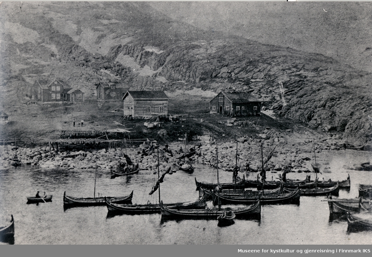 Keila på Hjelmsøy, 1910. Nordlandsbåter ligger fortøyd.
