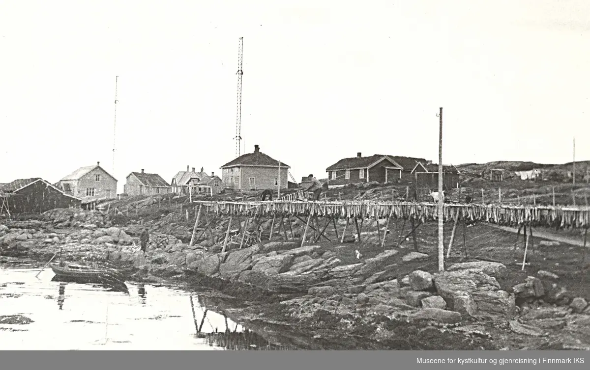 Ingøy radio på Gåsnes. Etablert i 1911 og ble bygd på Laukholmen ved Gåsnes. USA hadde interesser i kullforekomstene på Svalbard og hadde derfor behov for en sender som kunne være mellomledd for kommunikasjonen mellom Svalbard og USA. Ingøy ble da valgt. Ingøy radio ble bombet under siste verdenskrig og ikke gjenoppbygd.