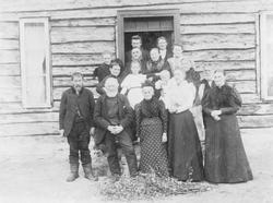 Per Eriksen Fløtten med familie, fra hans gullbryllup.