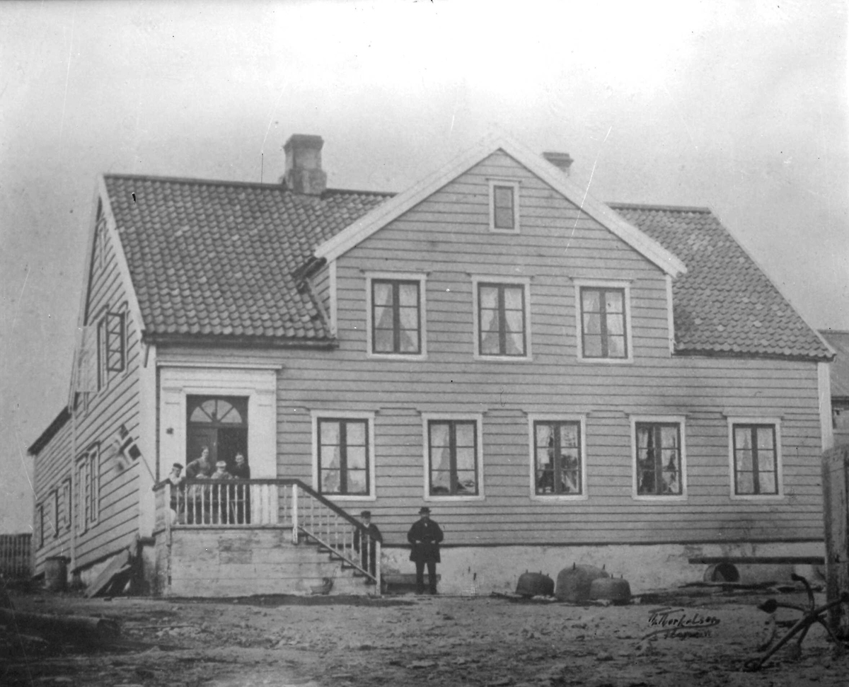 Esbensengården på Sletten før 1870. Flere mennesker står i trappen.