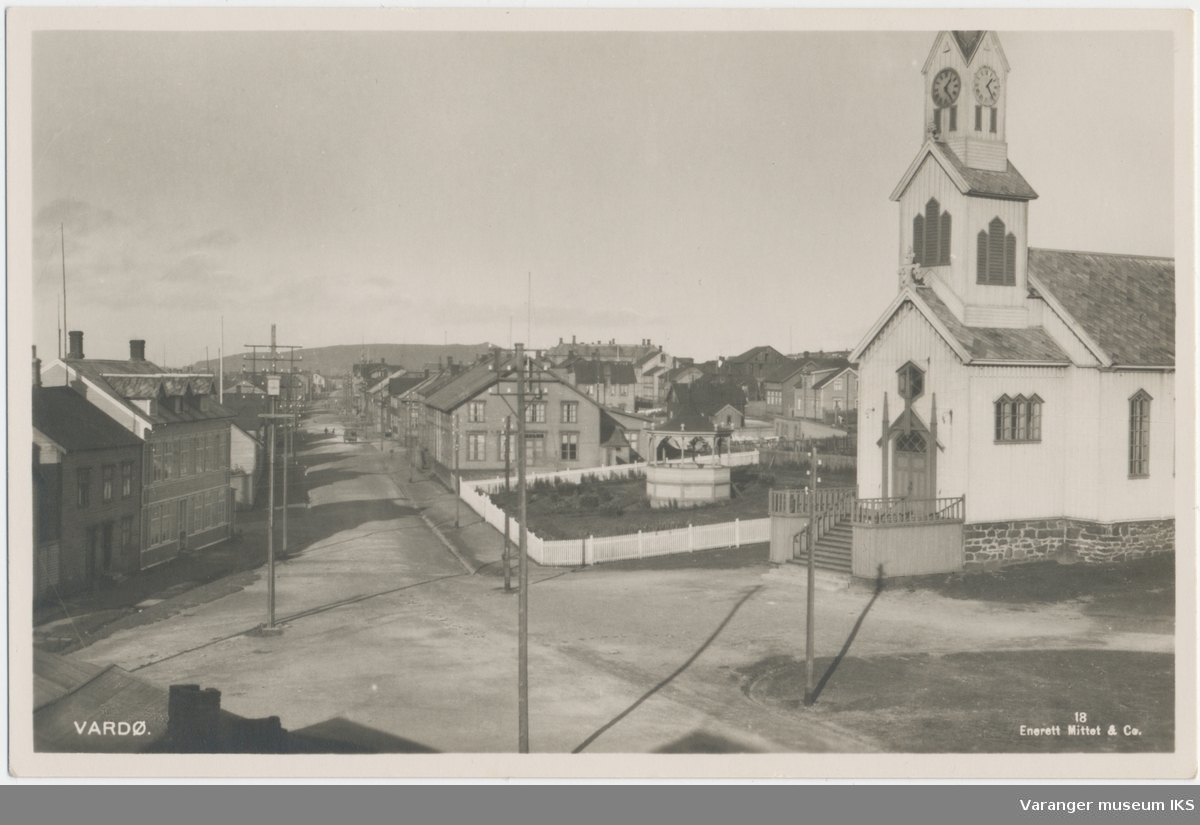 Postkort, Nordre Langgate, Arbeiderforeningens Hus, musikkpaviljongen, og kirken, Reinøya i bakgrunnen, sett mot nord