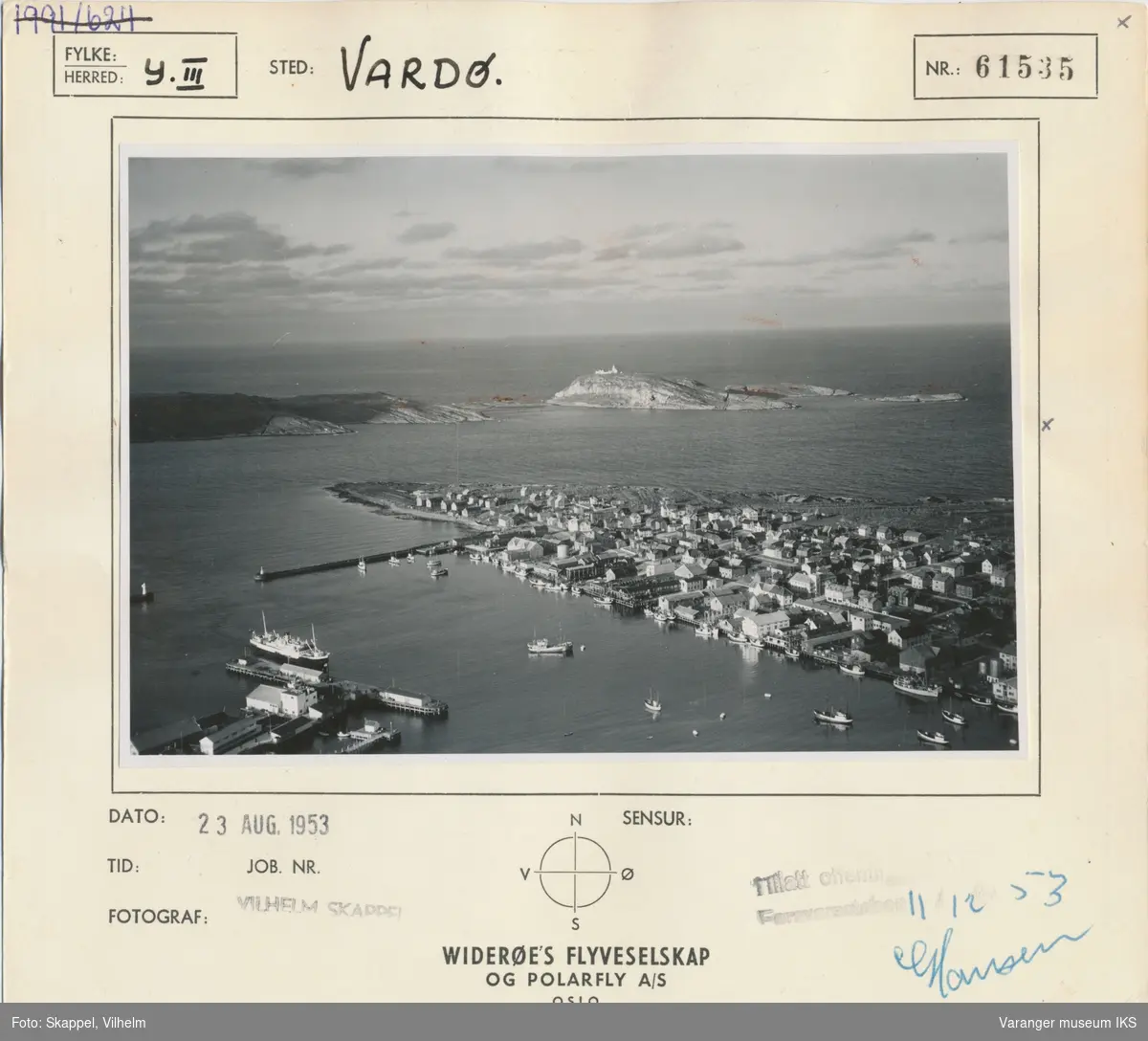 Flyfoto, Vestervågen og havna, Reinøya og Hornøya i bakgrunnen