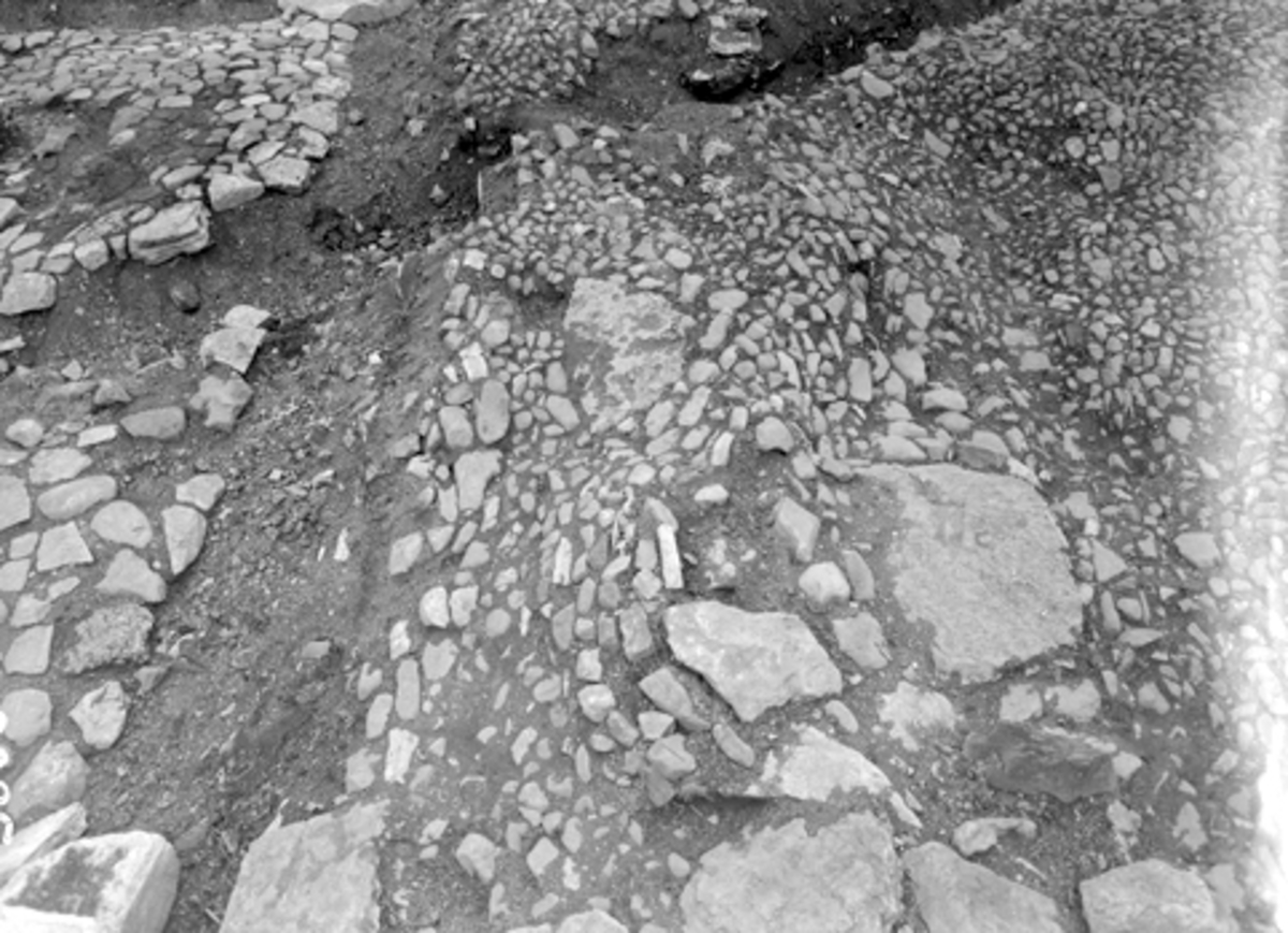 Arkeologiske undersøkelser i Hamar bispegård, Hamar, Domkirkeodden 1956. Brolegging i sydøstre del av borggården, vest for bygningsrestene Q og R. HKR. 300