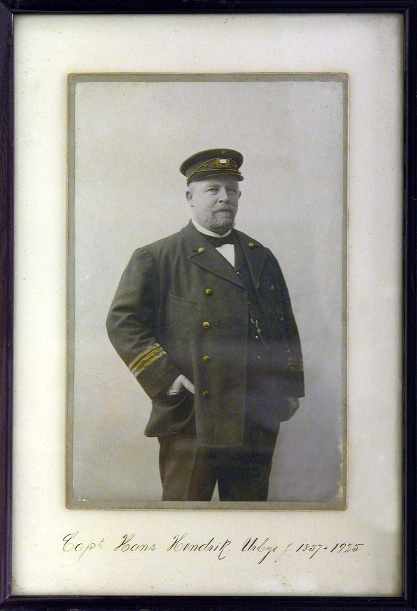 S/h portrettfotografi av kaptein Hans Hendrik Urbye, født 1857 død 1925.