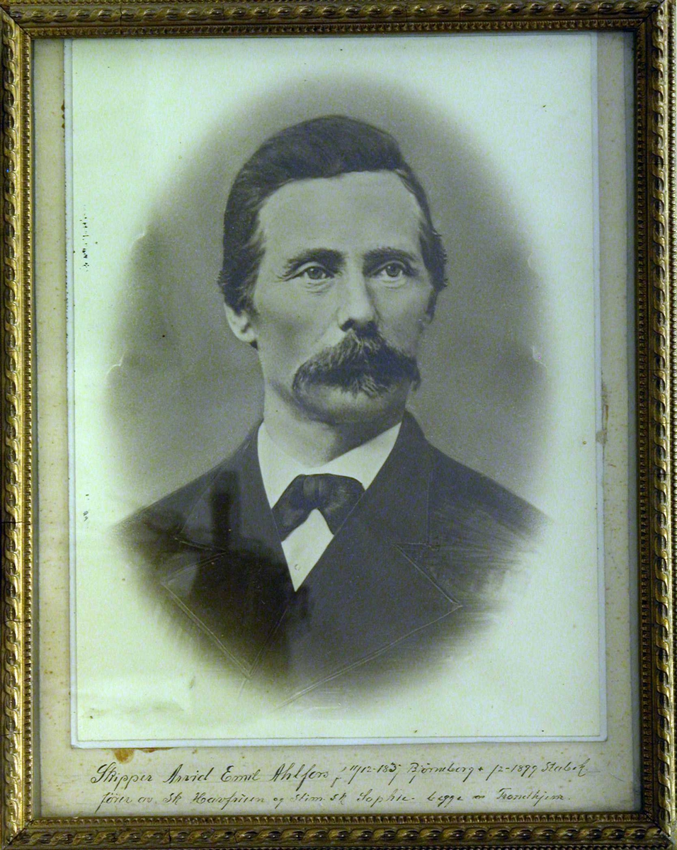 S/h portrettfotografi av skipper/kaptein Arvid Emil Ahlfors (1837-1899).