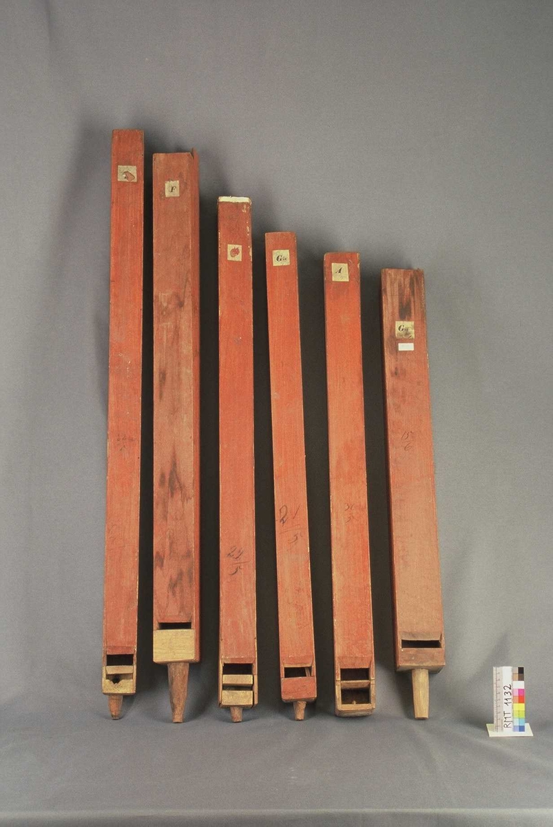 23 labialpiper av gran/furu til orgel samt noen enkelte sider til piper  Rødmalt utvendig. Pipene ligger delvis nedstoppet i en kasse.
Bildene viser: 
1 A - F 
2 A - F 
3 G - L
4 G - L
5 M - R
6 M - R
7 R - W 
(mensur, se "referanse til filer")