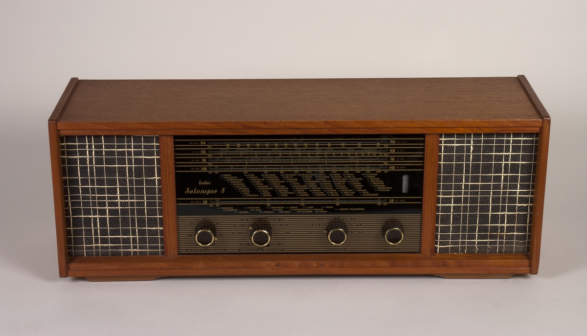 Rørradio med to innebygde høyytalere (Goodman 8" x 5"). Kabinett i siamteak eller polyesterbehandlet mahogny. Inngang til phono og båndopptaker, utgang til eksterne høyttalere. Tonekontroll med 7 ulike klanginnstillinger.
