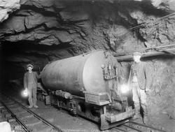 To arbeidere ved luftlokomotivet i gruva.
