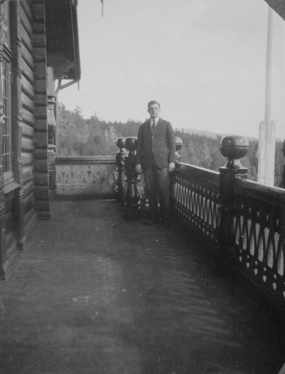 Wilhelm August (Billy) Thams på verandaen til Fjellheim i Meldal.