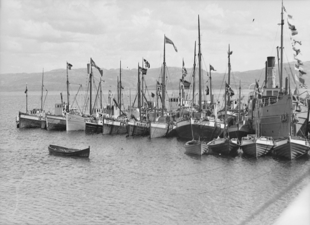 Fiskeflåte ved Austrått under et arbeiderstevne i 1936