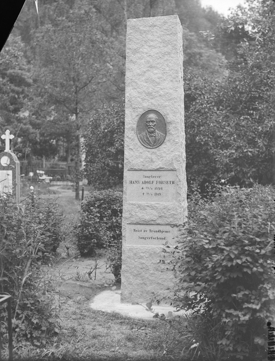 Bauta på Ila kirkegård over dirigent og sanglærer Hans Adolf Forseth