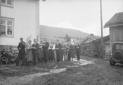 Selskap (bryllup?) på gård i Kvikne. Festmaten spilles inn.