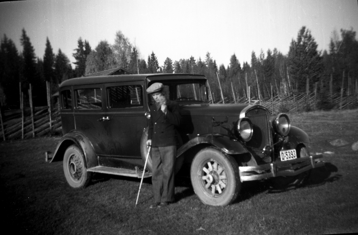 En mann med gammel bil. - Anno Glomdalsmuseet / DigitaltMuseum
