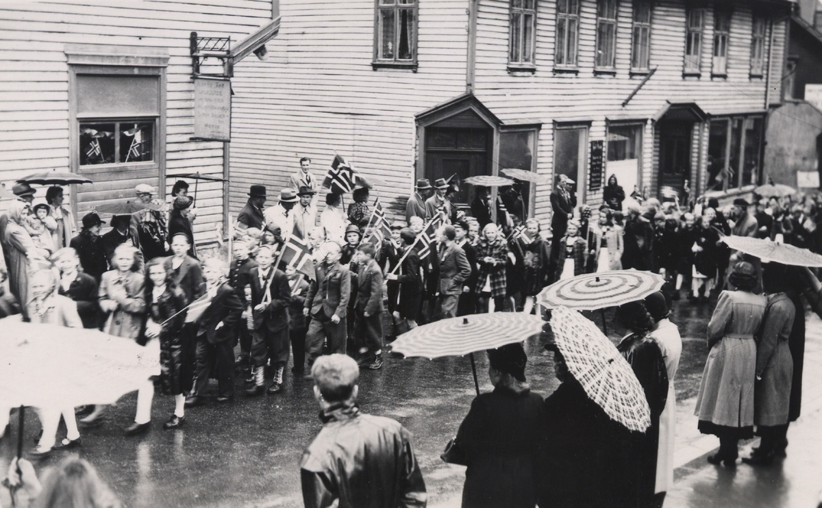 17.mai-tog gjennom Odda sentrum på 1940-talet