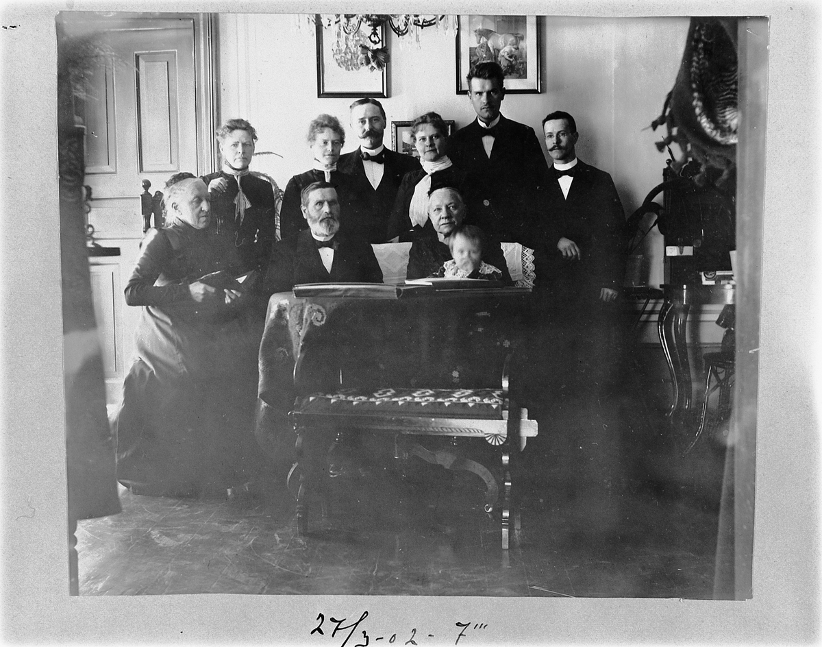 GRUPPE 10, UKJENTE KVINNER, MANN, BARN, INTERIØR, UKJENT STED. 27-3-1902. 