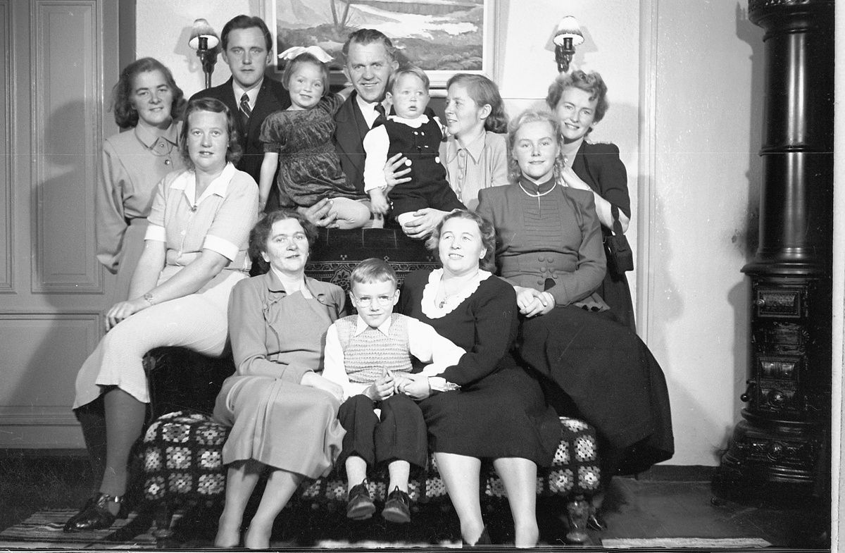 Interiør, stue. Familiegruppe i en sofa, Olaug, Inger Johanne, Ola, Trond og Ingrid Bjørge, Moelv.