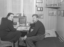 Gerd og Martin Stokken i hytta på Vådan