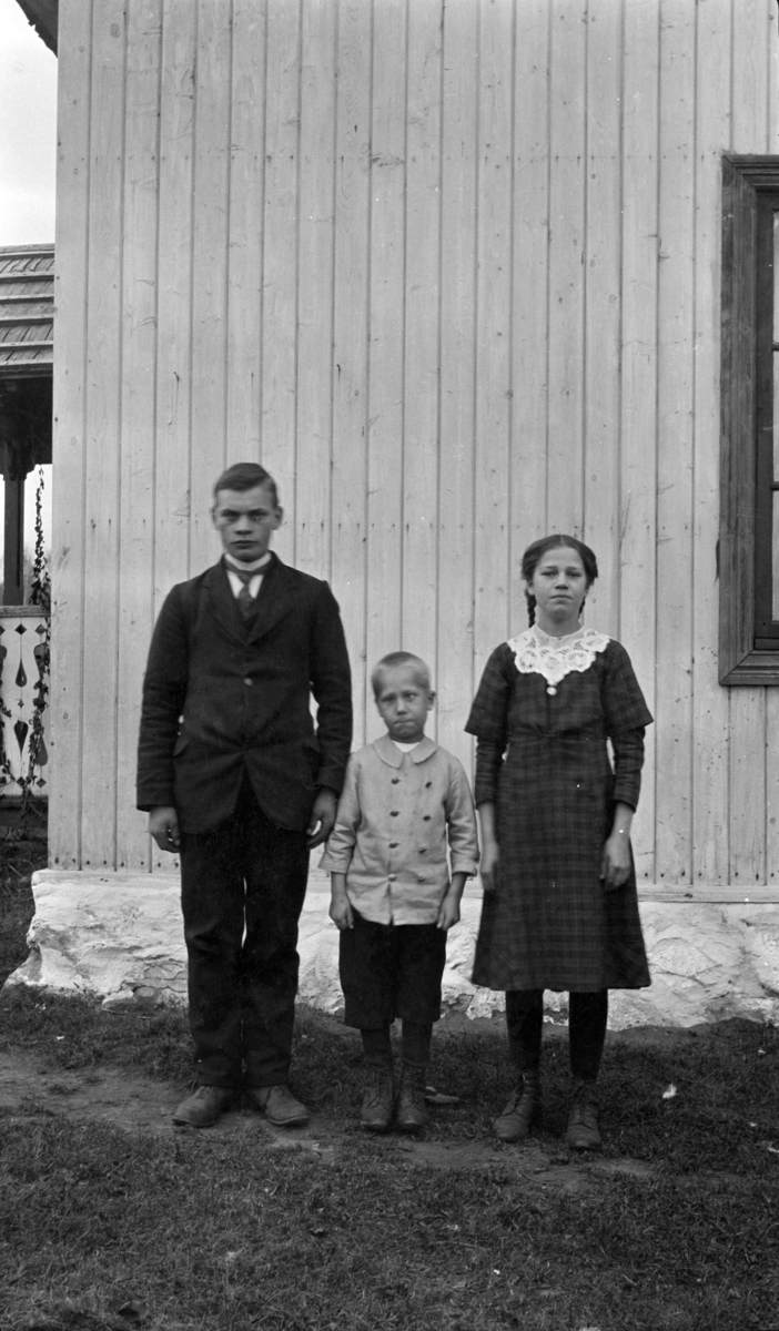 GR: 3, ?, LARS FAGERLUND,(1907-1979).  ANNA FAGERLUND, (1901-1951). SEILSTAD, NES.  Lars og Anna er søsken, og er barn av Kristoffer og Kristine Fagerlund i Fagerlundstua. Anna ble gift i 1926 med Oskar Eriksrud (1901-1982).