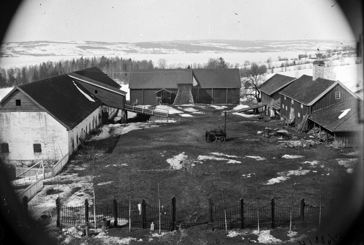 Hovinsholm gård, Helgøya i Ringsaker. Ytre gårdsplass sett fra tårnet. Lokomobil.