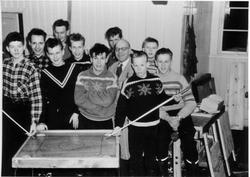 Sløydrom, gutter, rødbygget, spill, døveskole, skolegruppe