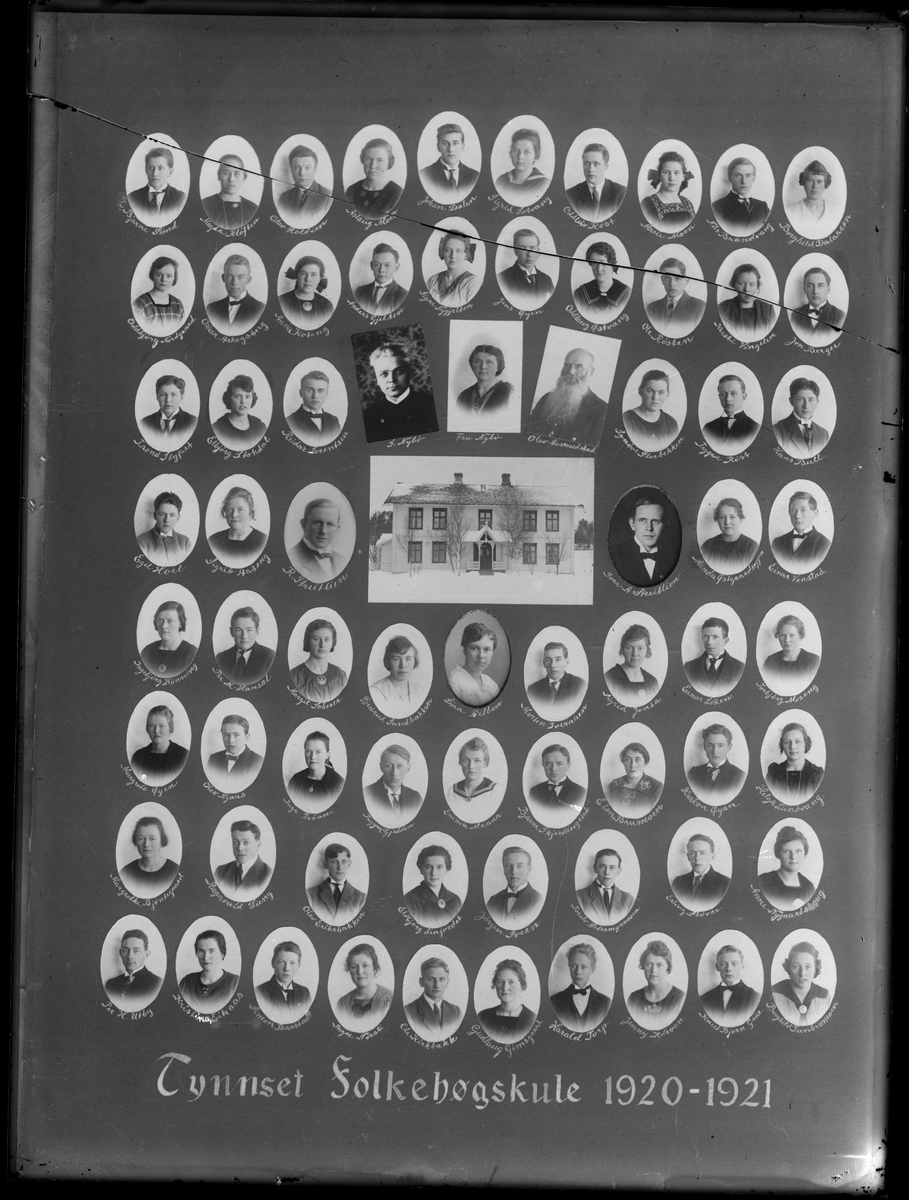 Skolebilde fra Tynset Folkehøgskule, 1920-1921. Portretter