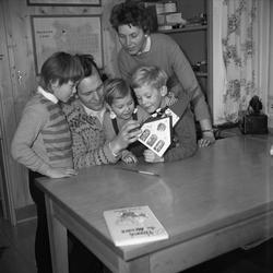 FAMILIEN KJØS, F. V. RANDI, , ERIK, OLAV, BJARNE KJØS, EBBA,