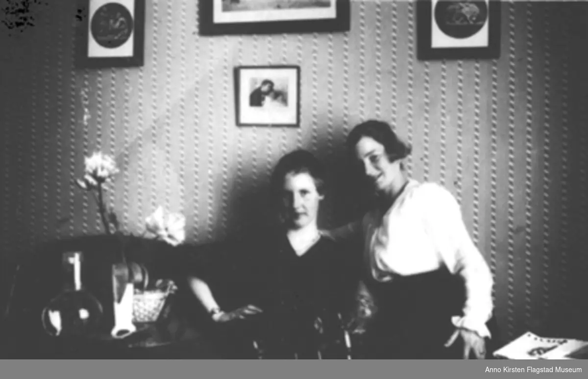 Kirsten Flagstad og hennes venninne Grace Grung i Stockholm 1917. Kirsten Flagstad til venstre. Kirsten Flagstad and her friend Grace Grung in Stockholm 1917. Kirsten Flagstad to the left. 