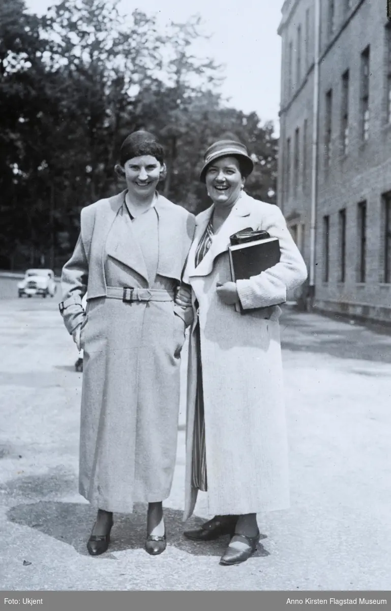 Kirsten Flagstad og en ukjent venninne i Bayreuth 1934. Kirsten Flagstad and an unknown friend at Bayreuth 1934. 