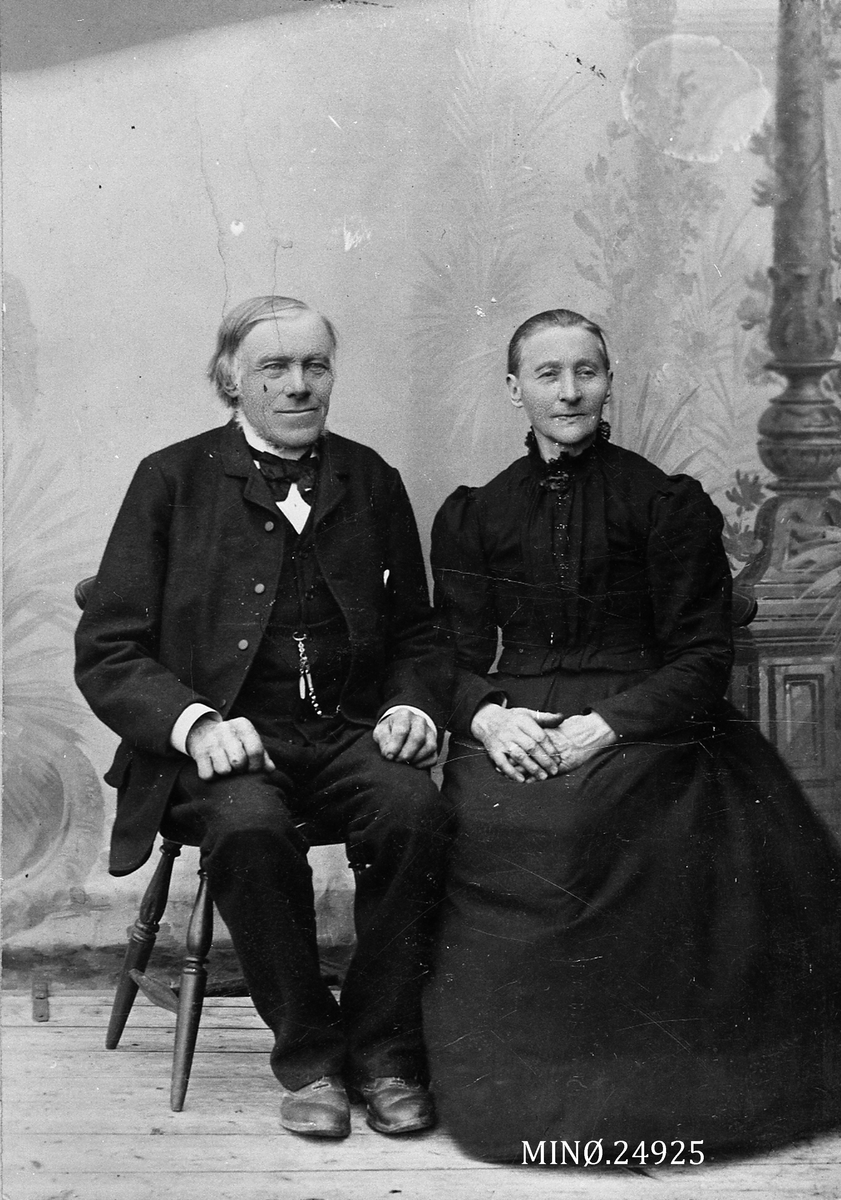 Portrett av eldre ektepar. Ingeborg og Ola Moen. 