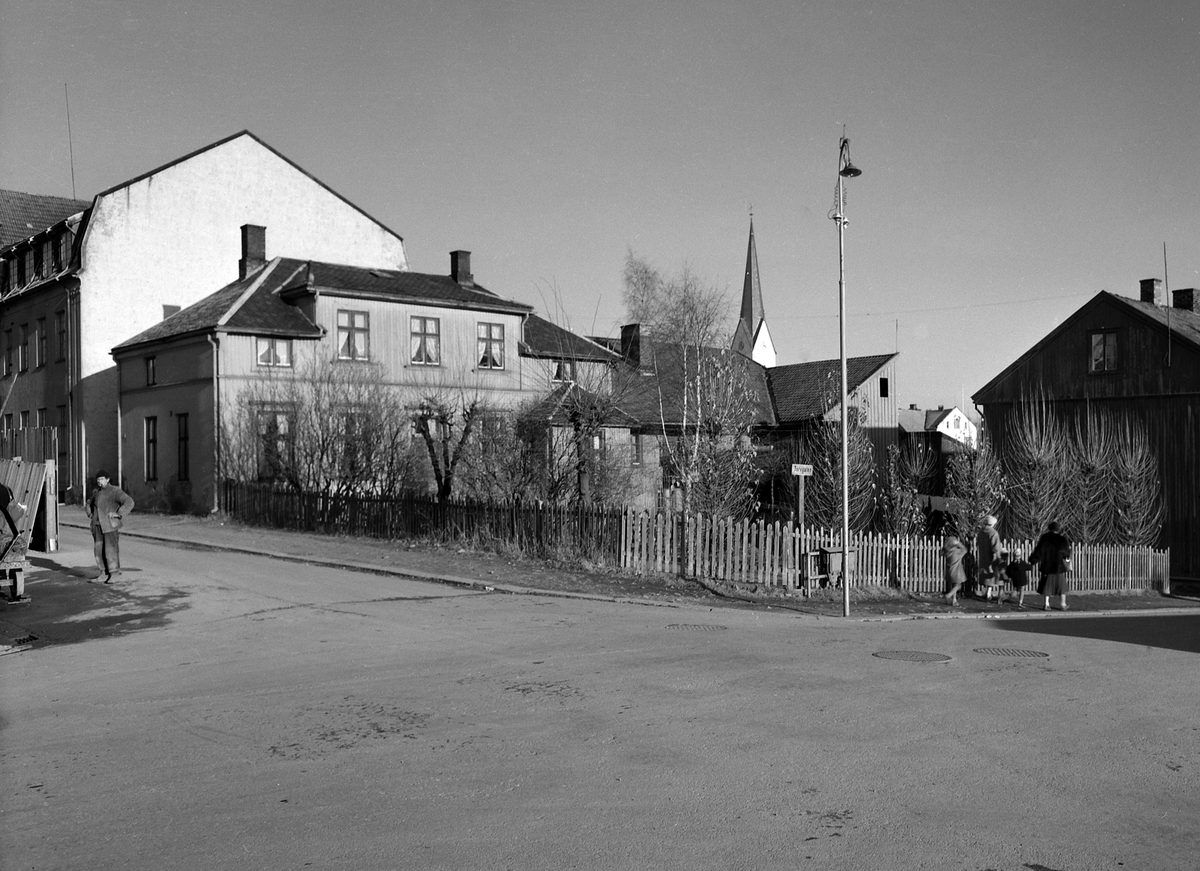 Heidemannsgate/Torggata. Torggata 103 ble kjøpt av Sigrid Undset i 1927 til forsamlingslokale og prestebolig. Gården ble solgt i 1941 og revet i i1960. Foto Normann 1957-1958. 
