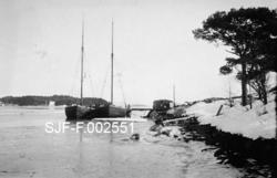 To lastebåter med treskrog og rigg, fotografert fortøyd side