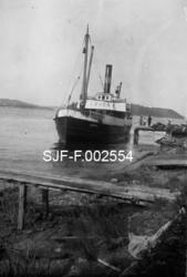 Dampskipet "Løven 1" fotografert ved kaia til Schwencke & Co